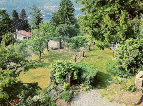 Villa Rossa, magnificent garden and view on the lake at only 10 min. from Como