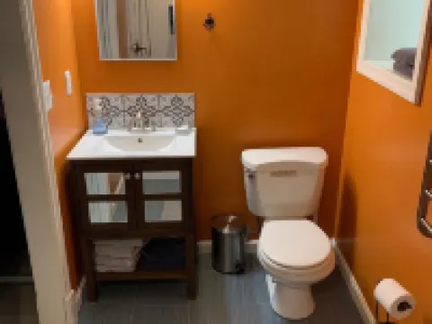 Welcoming and light ground floor studio short walk to dwnt Silver Spring & metro 銀泉酒店