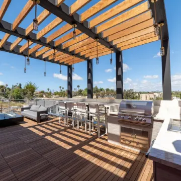 Beautiful Modern 2-Bed in DT Vista!