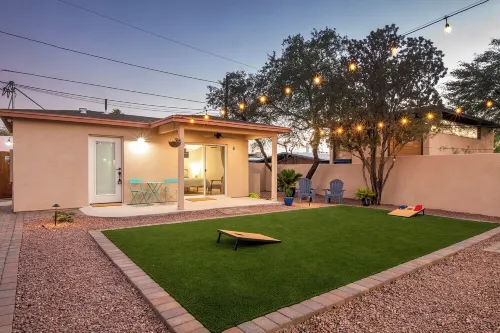 Sam Hughes Bungalows - B - Walkable to the University of Arizona, Large Backyard 투손 호텔