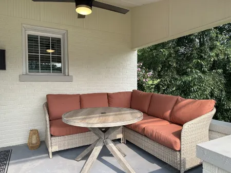 New Downtown Irvine 3/2 home w/king bed. Near Red River Gorge, Berea, Lex.