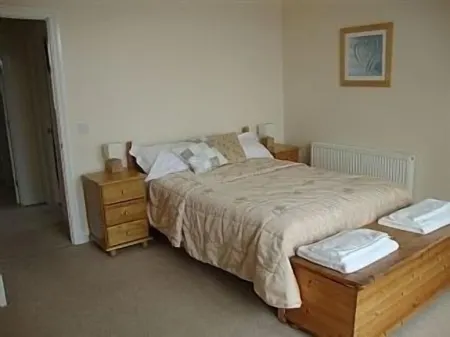 House above the beach sleeps 4 with private parking Отели в г. Вулакомб