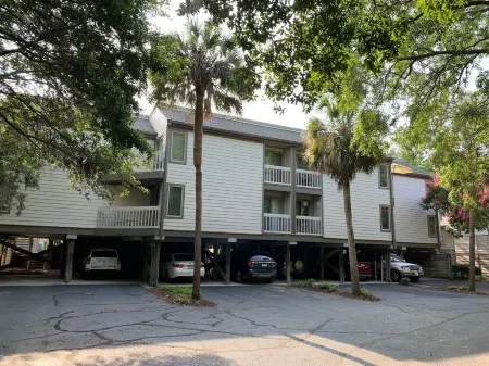 A+Coastal Escape: Beach, Golf, Tennis Club Access Available Отели рядом с достопримечательностью «Seabrook Beach»