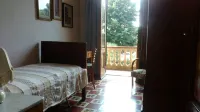 Liberty villa with private garden and parking. Close to the sea and the lake