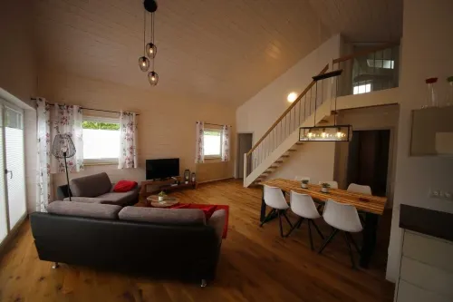 Holz Chalet, Ferienhaus 58 Hotels in Kinding