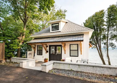 The Carriage House on Lake Superior  I  Lakeshore & Views  I  by Relax Open Air