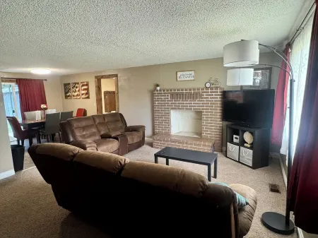 Cozy 3 bedroom by airbase! Отели в г. Алтамонт