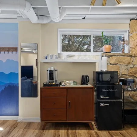 Chattanooga Suite | 5 Min Downtown | Tempurpedic | Standing Desk | 205 Mbps WiFi