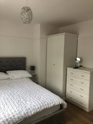 3 bed Bungalow Penrhyn Bay nr Beach Llandudno dog friendly with drive for 2 cars