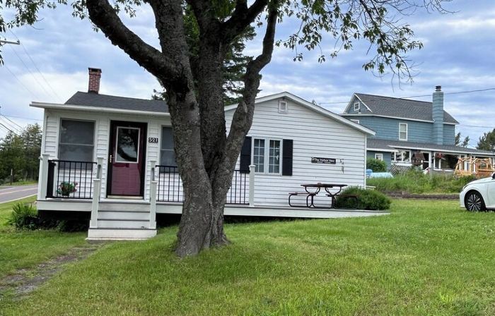 Relax at our Cozy Cottage in the heart of Eagle Harbor