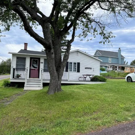 Relax at our Cozy Cottage in the heart of Eagle Harbor
