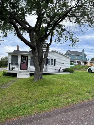 Relax at our Cozy Cottage in the heart of Eagle Harbor