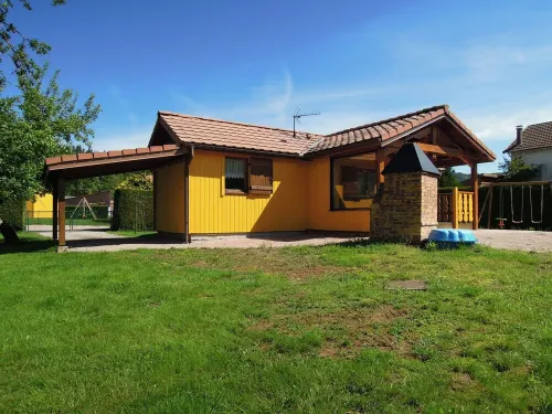 Fenced cottage rental with barbecue and children's play area فنادق في Fraize
