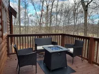 Cozy cabin in private gated community with Hot Tub!