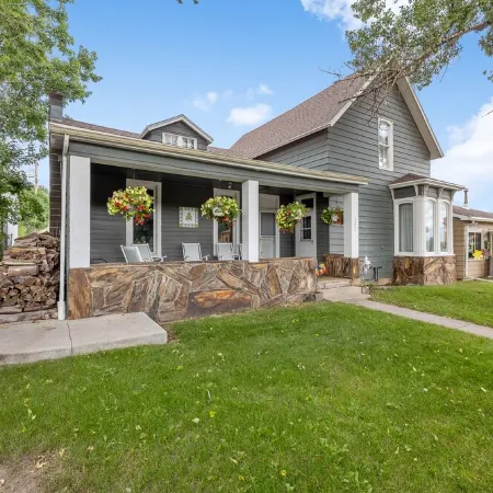 Historic Outside, Comfort Inside – Downtown Custer Retreat