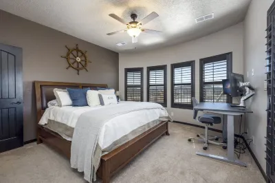 TURTLEBACK OASIS! Mins to Lake, Hot Springs & Golf Hotels in 
