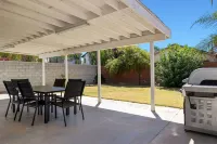 Spacious 5-bedroom house in delightful Bakersfield with AC, WiFi, Pet Friendly โรงแรมในเบเกอร์สฟีลด์