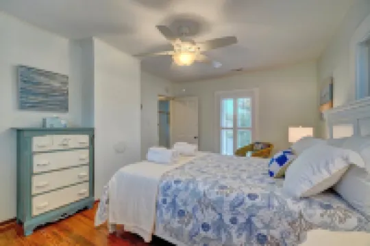 4 min walk to beach, Dog Friendly, Fenced Yard, Firepit, Fireplace,