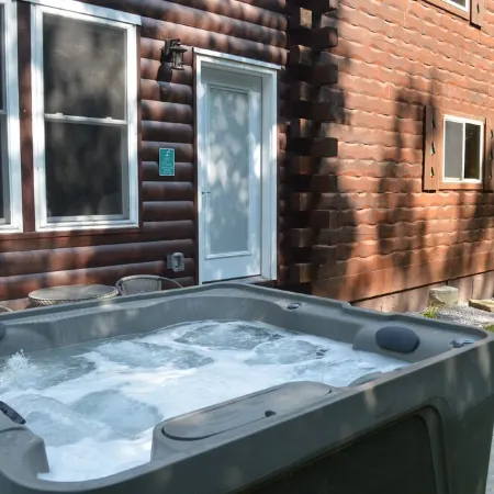 Maplewood Cabin: Secluded Romance with Private Hot Tub while Star Gazing.