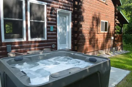 Maplewood Cabin: Secluded Romance with Private Hot Tub while Star Gazing.