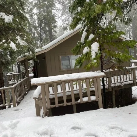 Gorgeous 3 bedroom cabin with Garage parking and Tesla supercharger close by