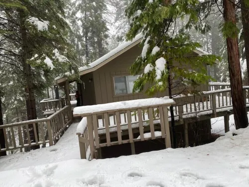 Gorgeous 3 bedroom cabin with Garage parking and Tesla supercharger close by