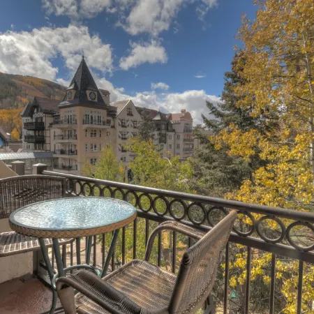 1 min. to slopes!Wake up & Ski! Steps to ski lift/gondola, shops & dining!