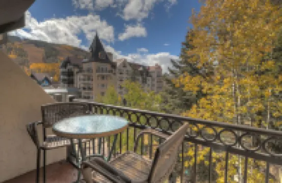 1 min. to slopes!Wake up & Ski! Steps to ski lift/gondola, shops & dining!