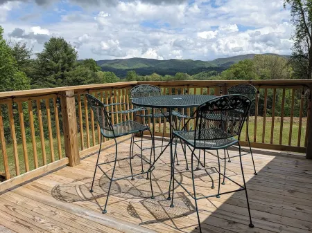 Cozy loft retreat w/Mountain Views in Mtn City near VA Creeper Trail & Damascus. Отели в г. Джонсон