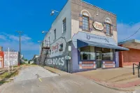 Local Charm Meets Modern Luxury in the North Texas Hill Country - 1.5hrs to DFW!