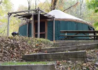 GLAMPING YURT. Sleeps 4, HOT TUB, Pellet Stove