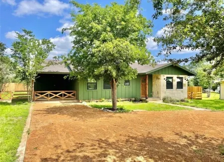 Ms Dot’s 290 Wine Trail Farmhouse-Downtown JC- Fire Pit - Covered Patio