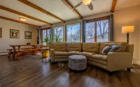 Happy Bison House - Walking Distance to Downtown; sleeps 8!