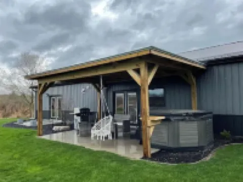 Charming 2 Bedroom Home with Hot Tub and Fire Pit