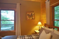 Maggie Valley Cabin w/ Deck & Mtn Views by Blue Ridge Pkwy Отели рядом с достопримечательностью «Santa's Land Fun Park & Zoo»