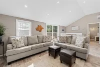 Cozy cottage w/hot tub, game room & backyard. Close to West Point and Bethel.