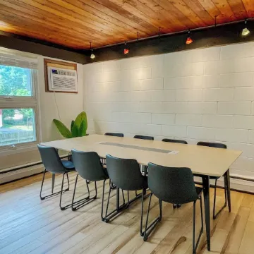 Mid-Century Prairie House by SU W/espresso/coffee bar, workspace & fast Wi-Fi