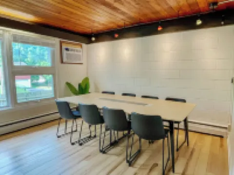 Mid-Century Prairie House by SU W/espresso/coffee bar, workspace & fast Wi-Fi