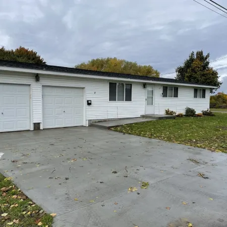 House - Direct access to Snowmobile and UTV trails