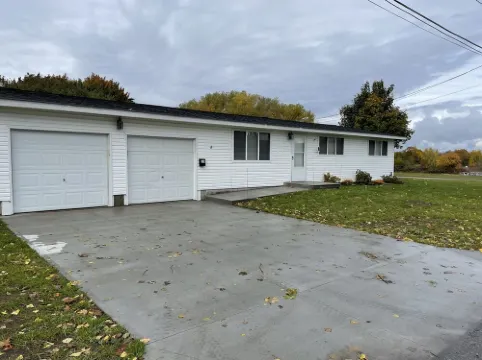 House - Direct access to Snowmobile and UTV trails