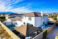Ultimate Retreat w/ Game Room, Pool & Spa! Close to Festivals!
