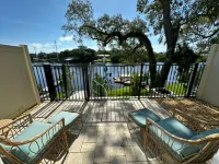 Brand new riverfront luxurious townhome with Interior designer finishes. Các khách sạn gần The Gathering Table