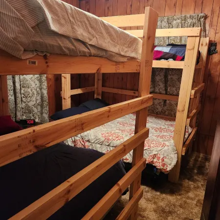 Comfortable house with room for the gang! Perfect for hunting/fishing getaways Отели в г. Рослин