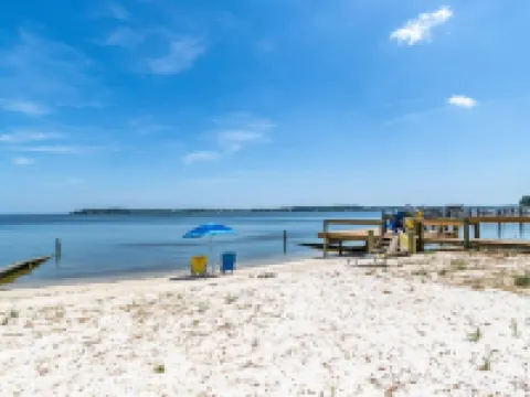 Quaint waterfront home with private beach Hotels in Cople