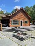 Peaceful 3-Bedroom Log Cabin Retreat in the Heart of Idyllic Sparrow Bush NY