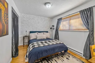 Spacious downtown pad - billiards/ping pong/sauna