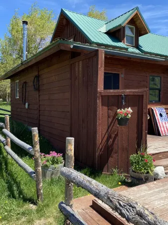 Charming Cabin Overlooking Beautiful Mountains. Watch the Horses Off the Deck!