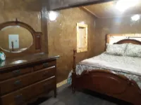 A unique cabin, comfortable with private hot tub! Hotels in Le Flore County