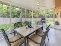 Venice Palm Villa - Minutes to the Beach - Screened Patio- Fenced yard! Hotels in Venice Gardens