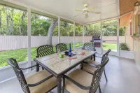 Venice Palm Villa - Minutes to the Beach - Screened Patio- Fenced yard!
